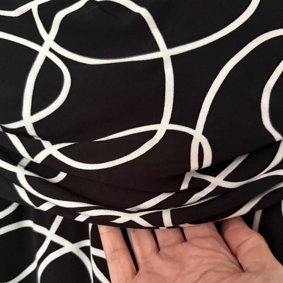*LIKE NEW* b&w graphic print dress M - Picture 7 of 7